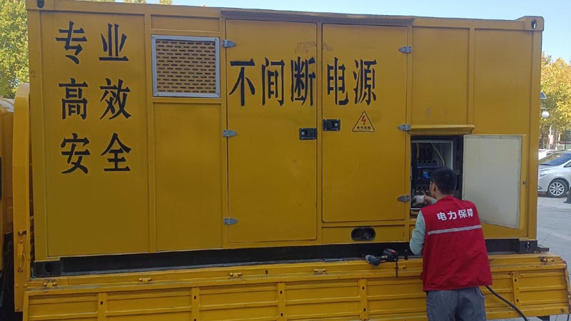 康平柴油发电机组和UPS电源配合使用时，如何避免切换过程中的电力中断？