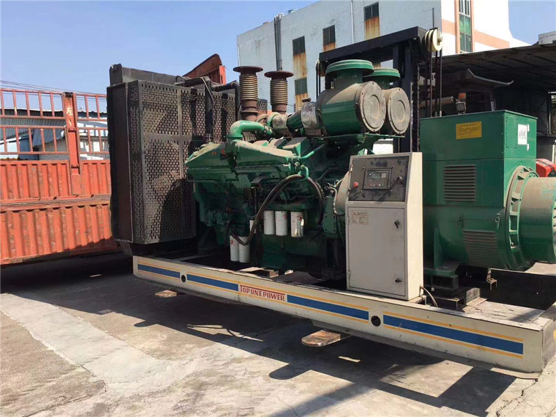 康平如何判断柴油发电机组的机油温度是否达到了合适的预热温度？